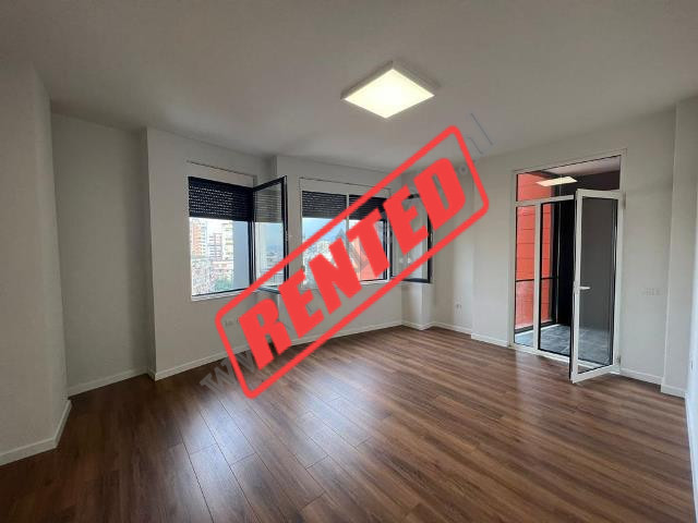 Ambient zyre me qera&nbsp;prane qendres Toptani ne Tirane.
Pozicionohet ne katin e 6te te nje palla